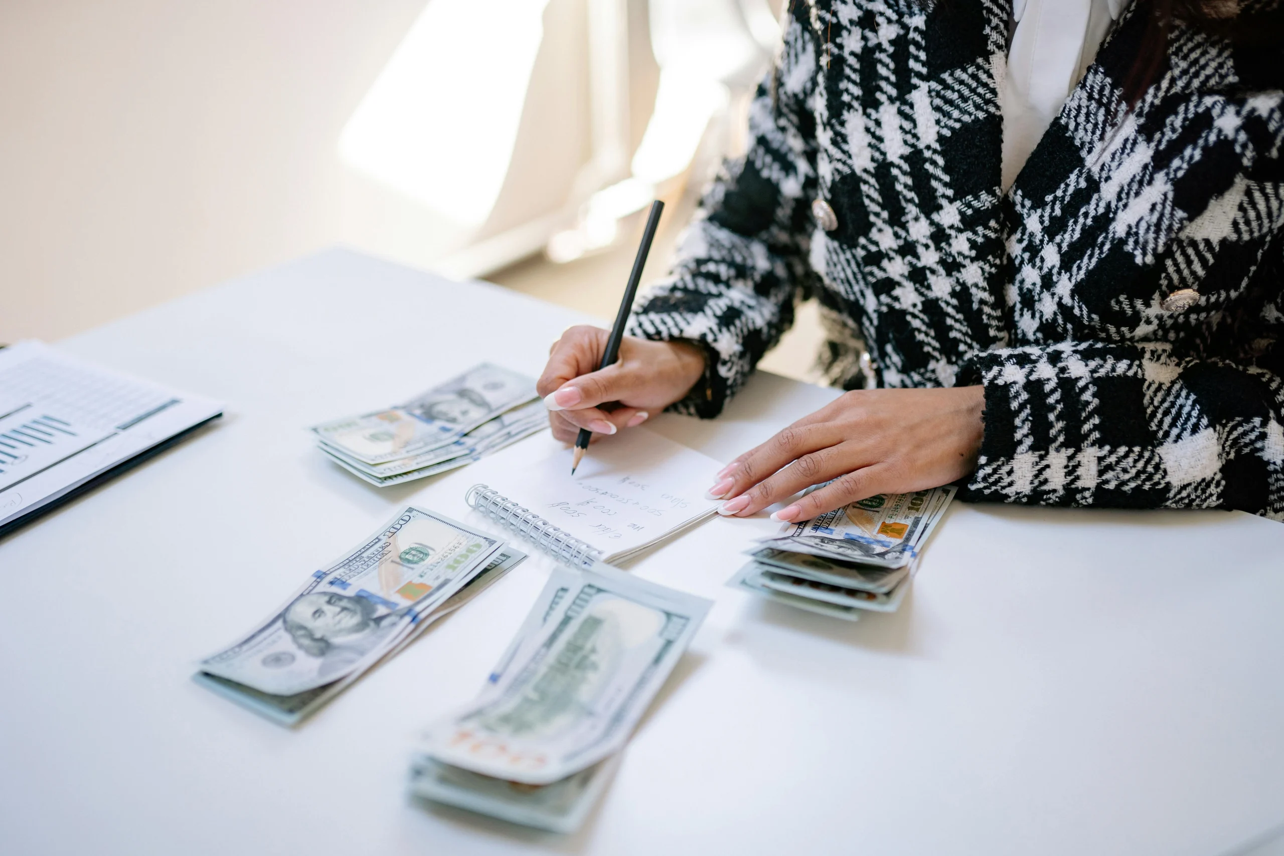 صورة توضح طرق تقسيم الراتب بفعالية مثل قاعدة 50/30/20، التي تساعد في تنظيم الأموال وتحقيق الأهداف المالية على المدى القصير والطويل.